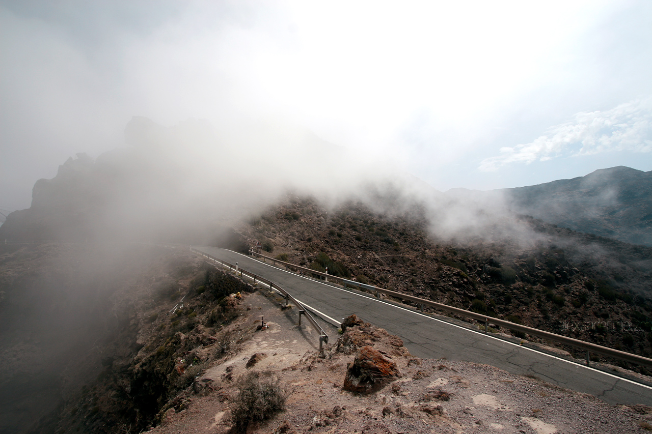 Foto von Gran Canaria Panorama Berge Wolkenberge prallen gegen Berg
